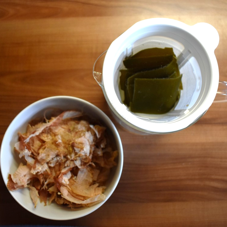 Bonito Flakes und Kombu im Hario Dashi Pot