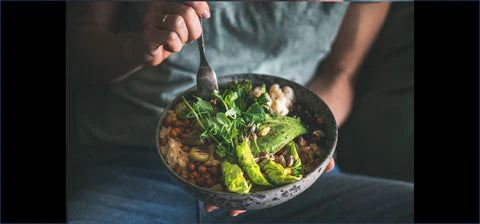 BUDDHA BOWL mit Hummus, Gemüse und Limonen-Minz-Dressing
