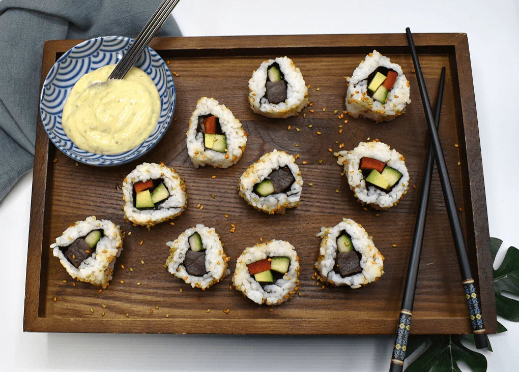 California Rolls mit buntem Sesam und Yuzu Kosho Mayo