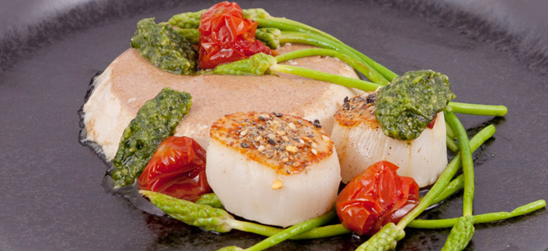 BONITO TOFU mit JAKOBSMUSCHELN, KORIANDER, PESTO