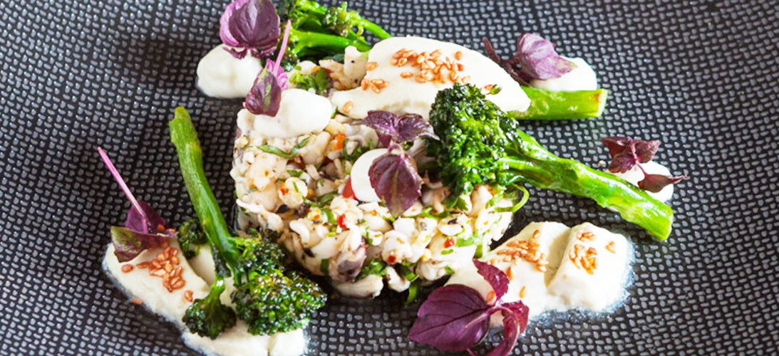 WASABI TOFU mit GARNELEN CEVICHE, WILDEM BROKKOLI und KAFFIR LIMETTE