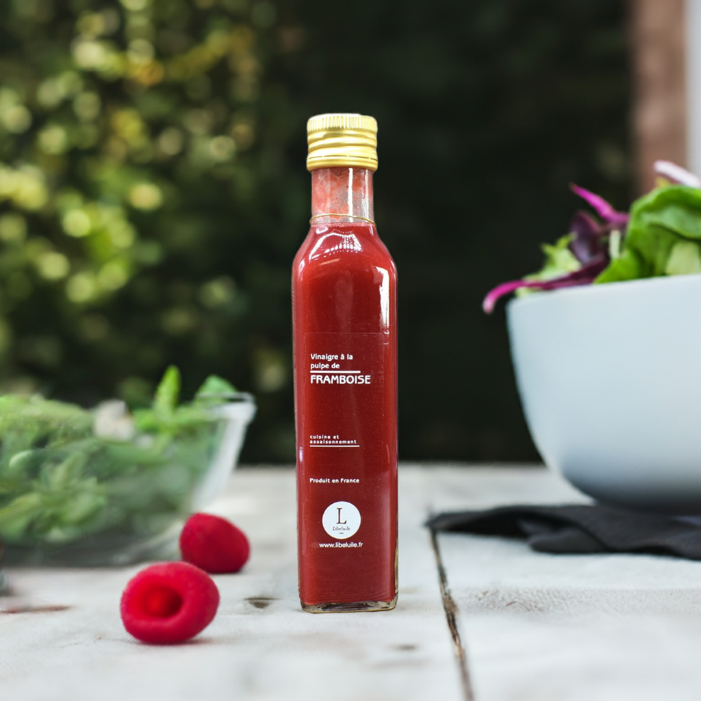Weißweinessig mit Himbeeren Stillife