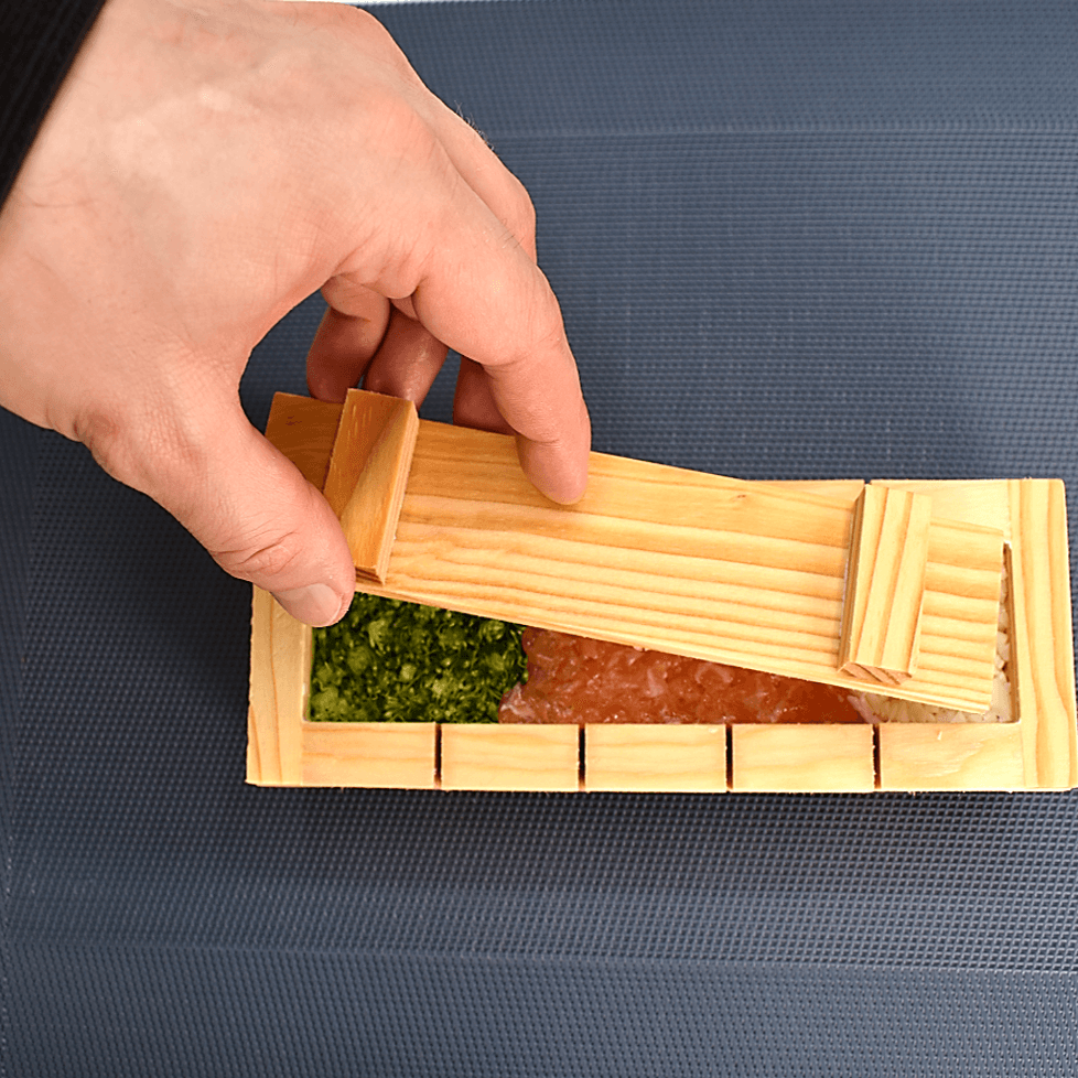 Gespresste Oshi Sushi Deckel auf Holzform